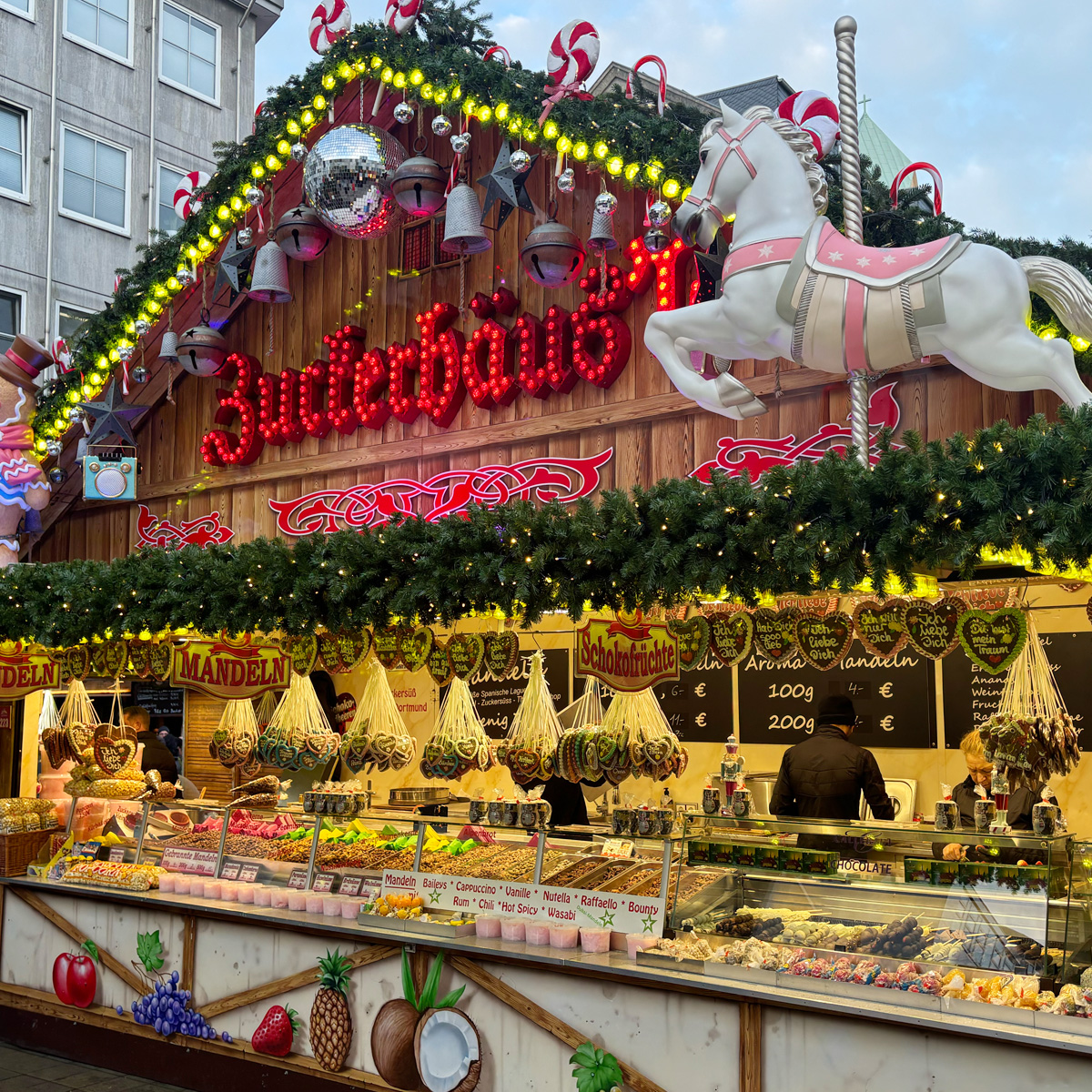 Schaustellerbetrieb Fichna, Dortmund - Süsswaren, Zuckersüss, Zuckerhäusle, Weihnachtsmarkt Dortmund. Lizenz AdobeStock 475678186
