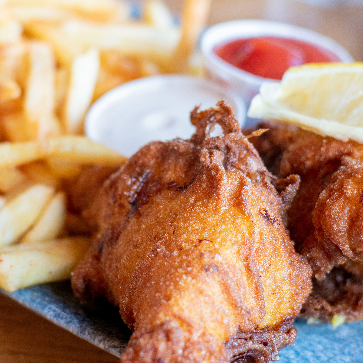 Schaustellerbetrieb Erni & Renat Fichna, Dortmund - Gastronomie mit den Bereichen Imbiss, Süßwaren, Gebrannte Mandeln und Fischspezialitäten. Lizenzfrei: Foto von Andy Wang auf Unsplash.com