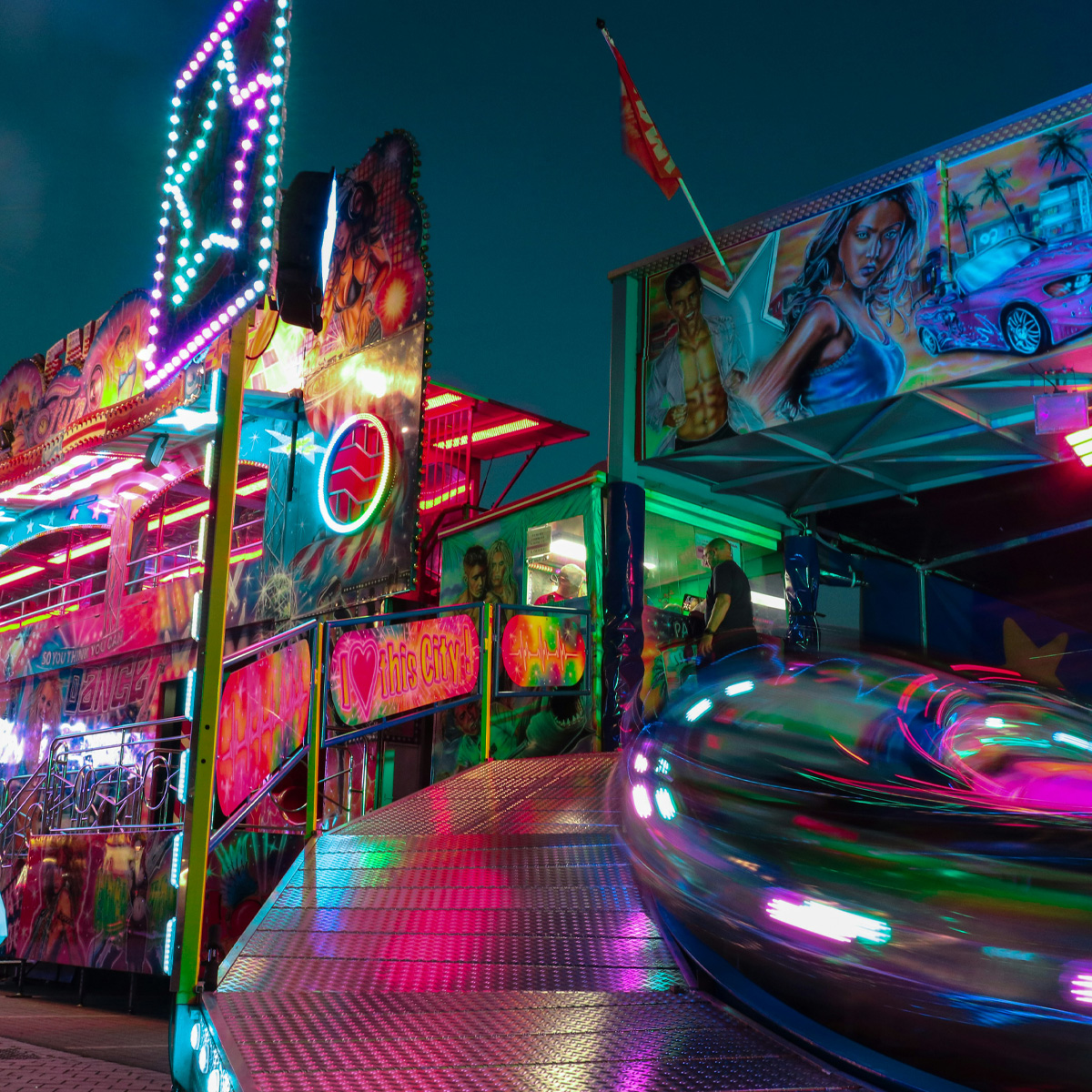 Schaustellerbetrieb Fichna, Dortmund - Volksfeste, Jahrmärkte, Kirmes, Cranger Kirmes. Lizenzfrei: Foto von Jannes Van den Wouwer auf Unsplash.com