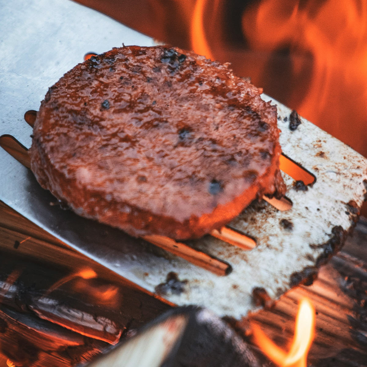 Schaustellerbetrieb Erni & Renate Fichna, Dortmund - Grosser Vollimbiss - saftige Hamburger und Cheeseburger - Gastronomie, Imbiss, Grill, Burger, Hot Dogs, Pommes Frites und Fischspezialitäten. Lizenzfrei: Foto von Marvin Meyer auf Unsplash.com