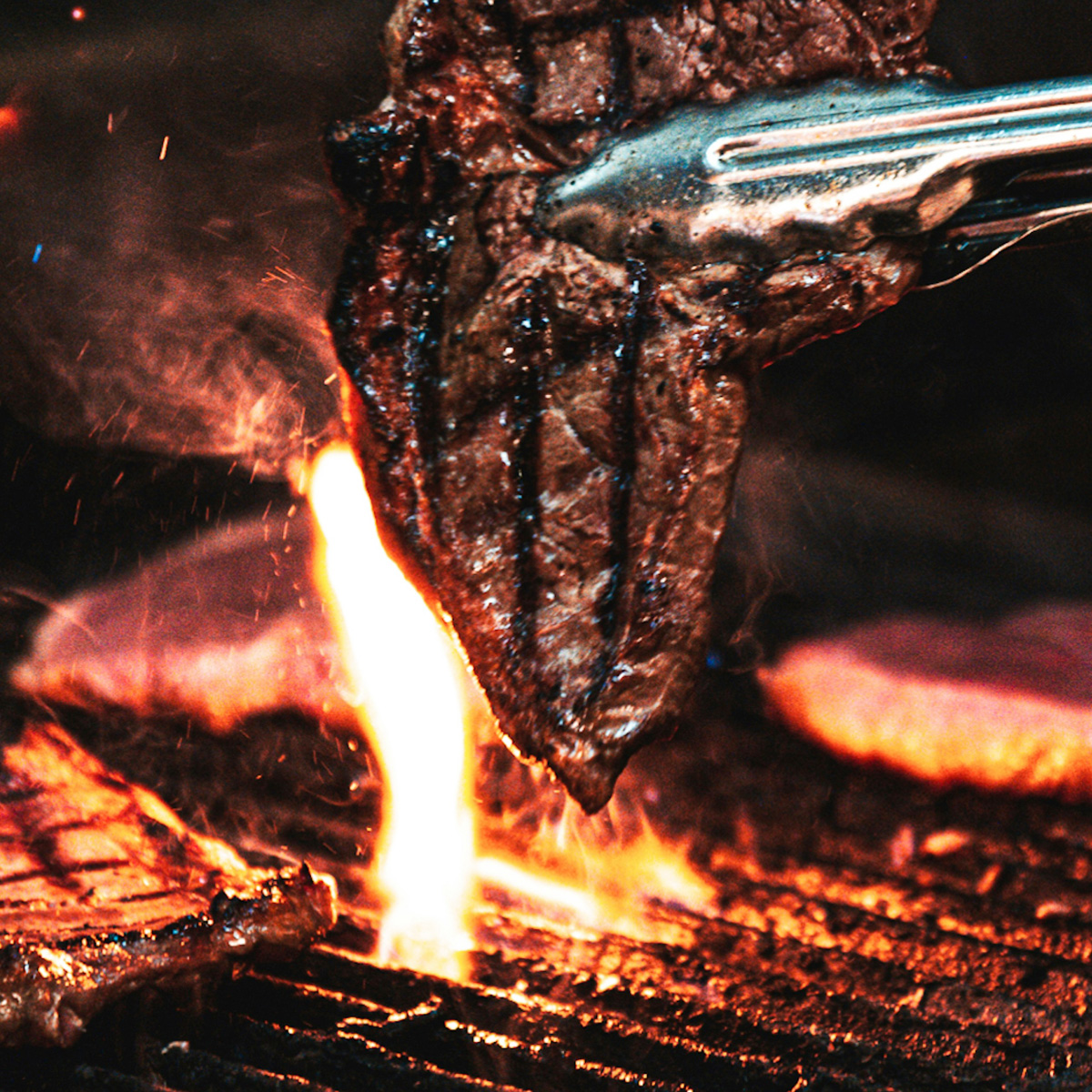 Schaustellerbetrieb Erni & Renat Fichna, Dortmund - Gastronomie mit den Bereichen Imbiss, Süßwaren, gebrannte Mandeln und Fischspezialitäten. Lizenzfrei: Foto von Jannes Van den Wouwer auf Unsplash.com