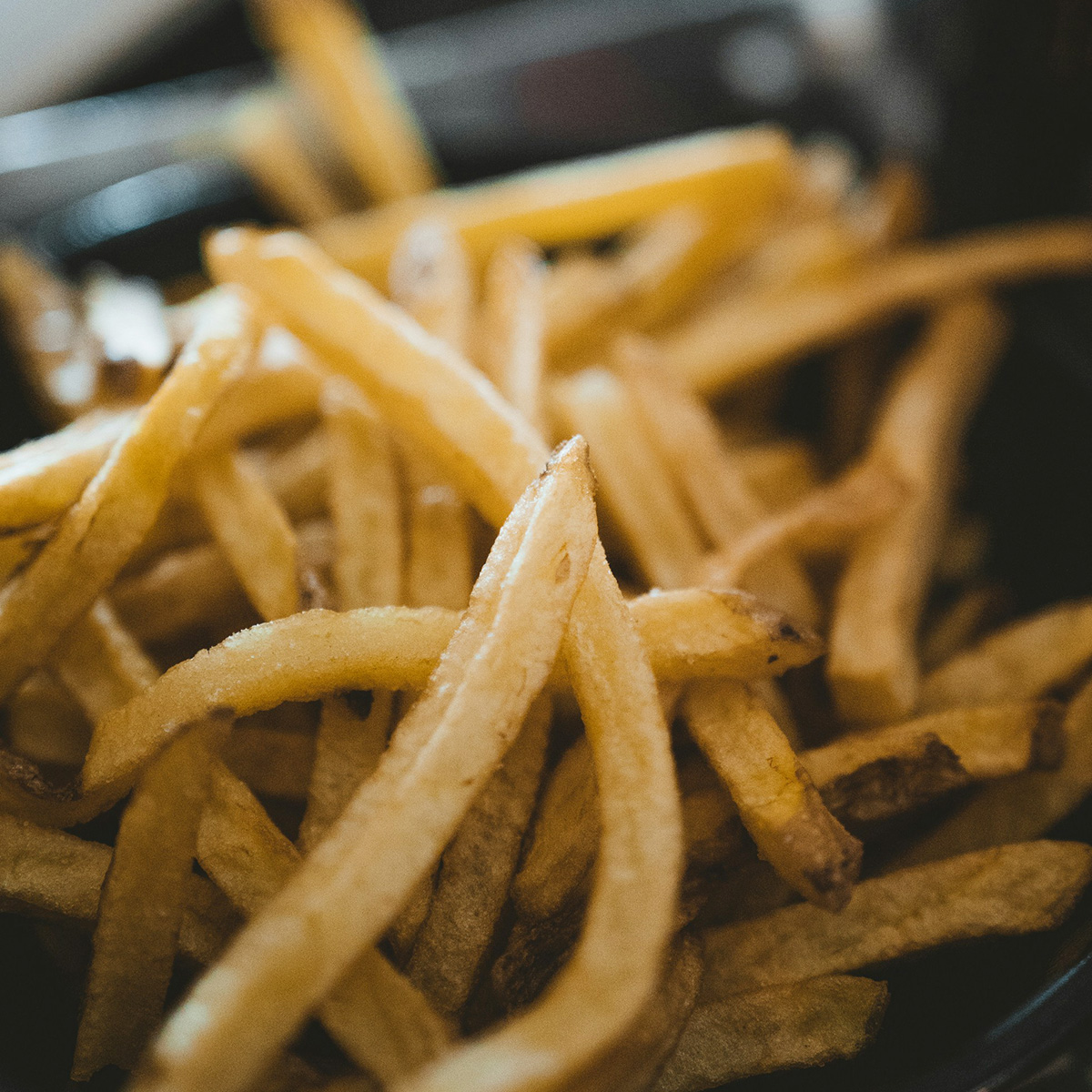 Schaustellerbetrieb Erni & Renate Fichna, Dortmund - Grosser Vollimbiss - knusprige Pommes Frites - Gastronomie, Imbiss, Grill, Burger, Hot Dogs, Pommes Frites und Fischspezialitäten. Lizenzfrei: Foto von Mehrshad Rajabi auf Unsplash.com