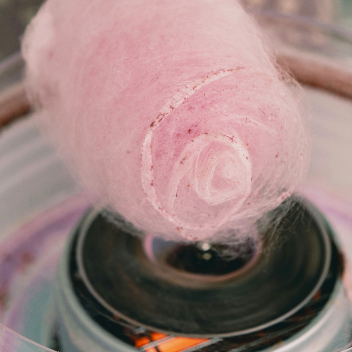 Schaustellerbetrieb Erni & Renate Fichna, Dortmund - S&uuml;&szlig;warenstand Zuckers&uueml;&szlig; - Frische Zuckerwatte und Schaumwaffeln - Gastronomie, Kirmes, Volksfest, Cranger Kirmes. Lizenzfrei: Foto von Nelly Adamyan auf Unsplash.com