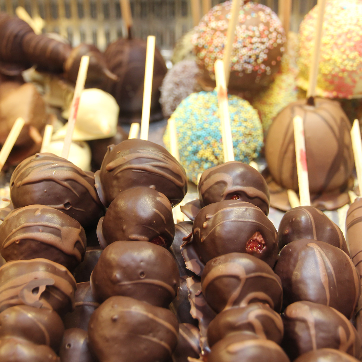 Schaustellerbetrieb Erni & Renate Fichna, Dortmund - S&uuml;&szlig;warenstand Zuckers&uueml;&szlig; - Mit k&ouml;stlicher Schokolade &uuml;berzogene Fr&uuml;chte - Gastronomie, Kirmes, Volksfest, Cranger Kirmes