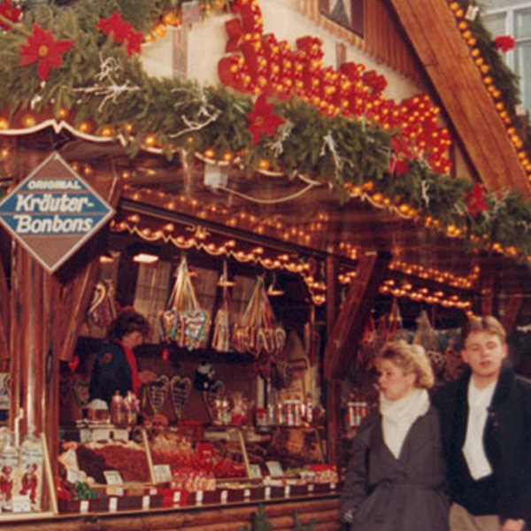 Sußwarenstand Zuckerhäus'le des Schaustellerbetriebs Kleuser Fichna, heute Schaustellerbetrieb Erni und Renate Fichna in Dortmund - Familienunternehmen seit 1786.