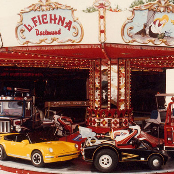 Historisches Kinderkarussel des Schaustellerbetriebs Kleuser Fichna, heute Schaustellerbetrieb Erni und Renate Fichna in Dortmund - Familienunternehmen seit 1786.